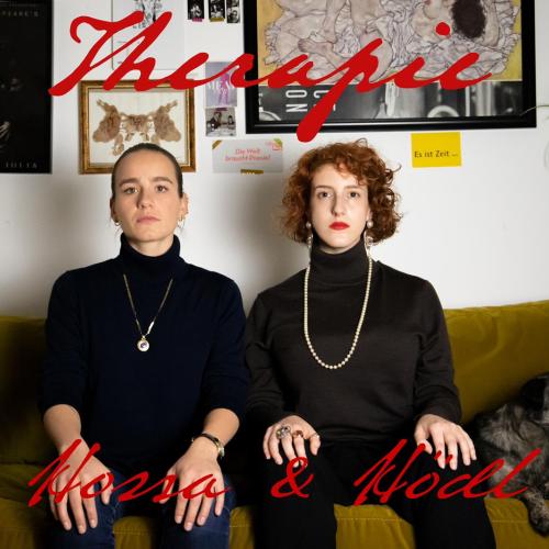 Tereza und Lena sitzen auf einer Couch